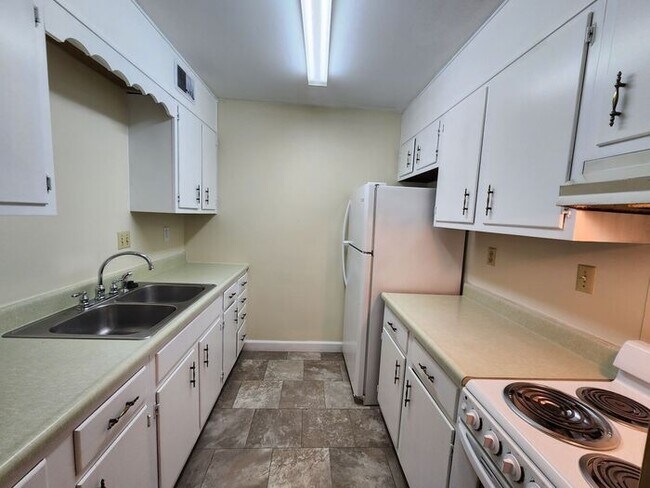 Building Photo - Charming 1-Bedroom Courtyard Level Apartme...