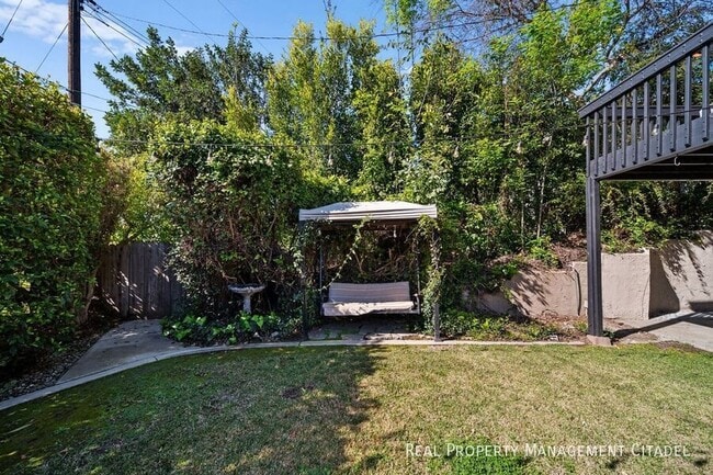 Building Photo - 1850 Edgecliff Dr