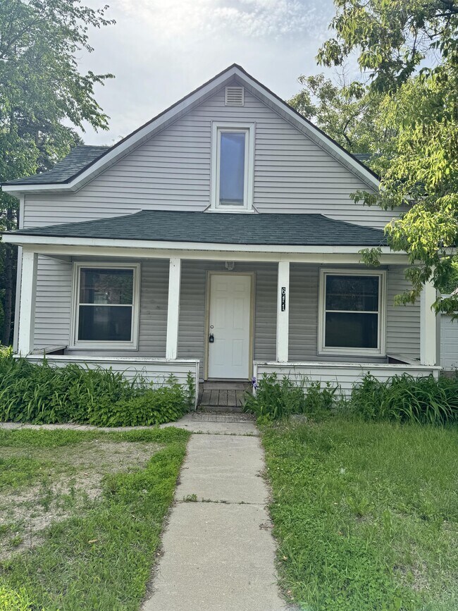 Primary Photo - 611 Irvine Ave NW