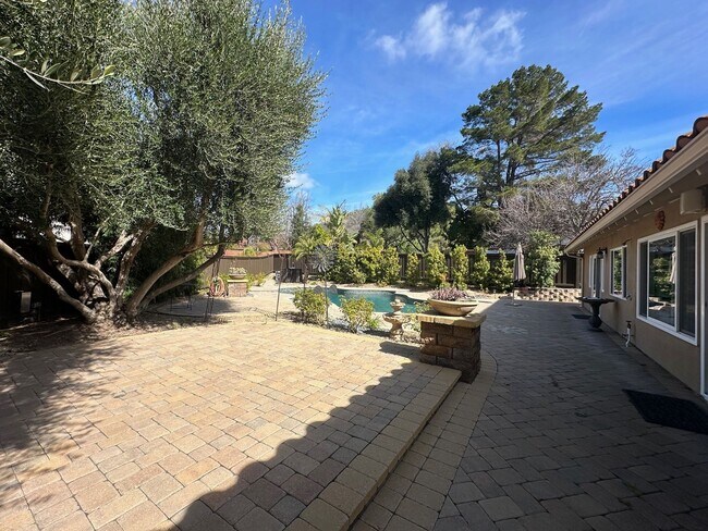 Building Photo - Stunning 4+2 Pool Home Home In Westlake Hi...