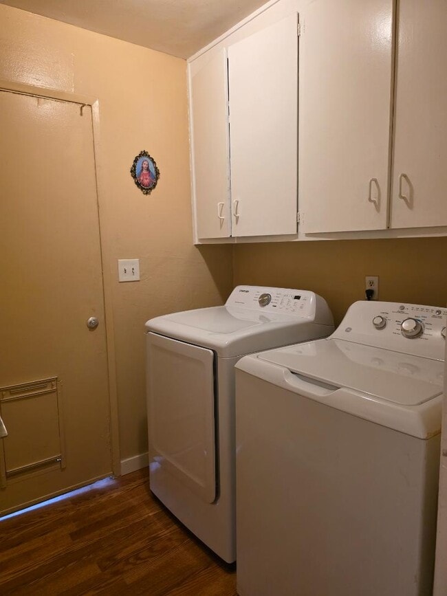 Building Photo - 2217 Colonial Ct