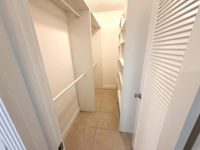 Building Photo - 586 Normandy Ln