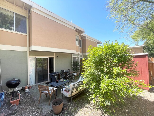 Building Photo - Remodeled Large 4 Bedroom 2 Bath Condo  in...