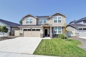 Building Photo - Spacious Home in Quiet Neighborhood