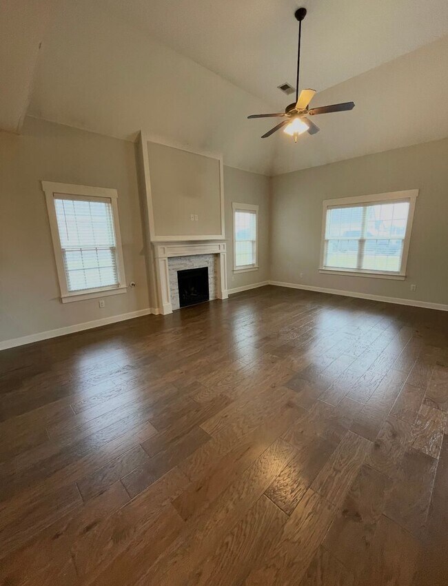 Building Photo - South Cherry Tree 509