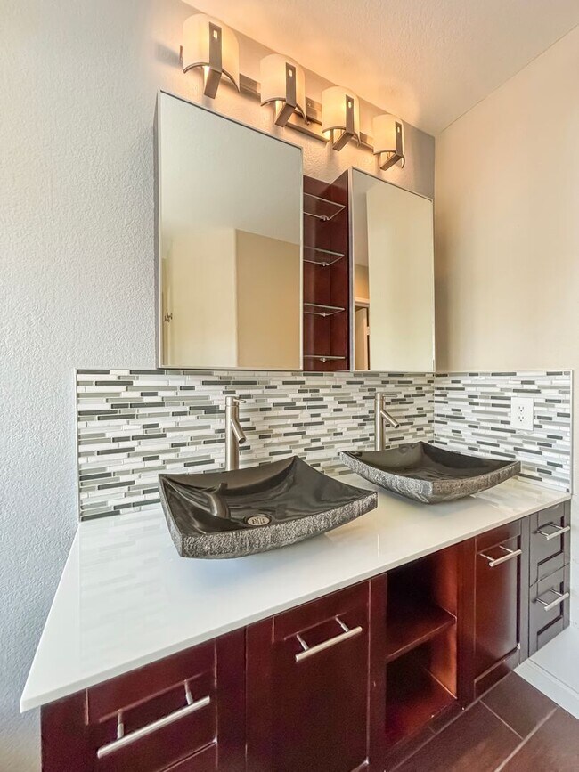 Building Photo - Beautiful 4BD/2.5BA House in Eastlake W/ O...