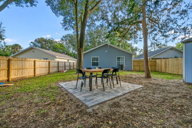 Building Photo - 550 Lena St