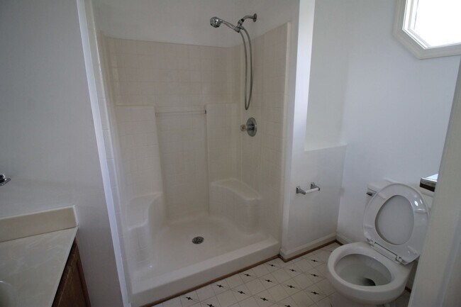 Building Photo - 2 Bedroom 2 Bath Townhome