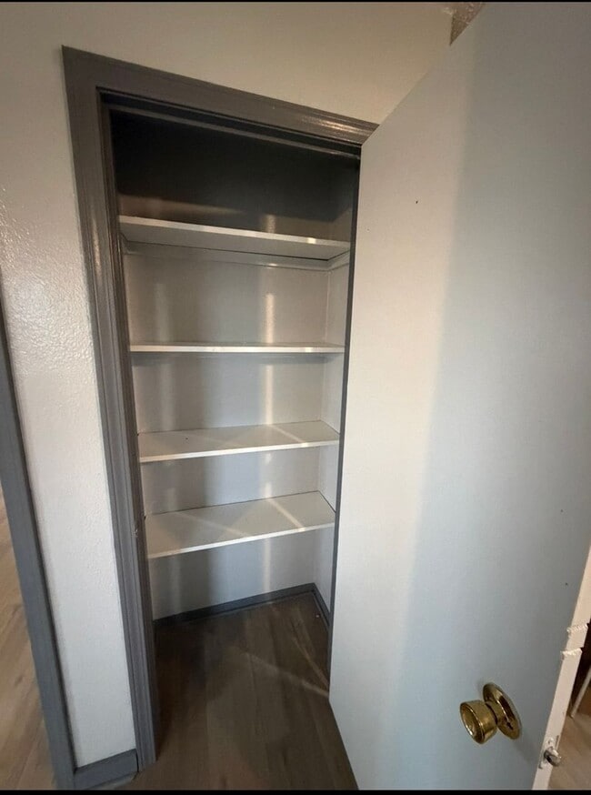 Building Photo - 1 Bed 1 Bath Duplex Available Now!