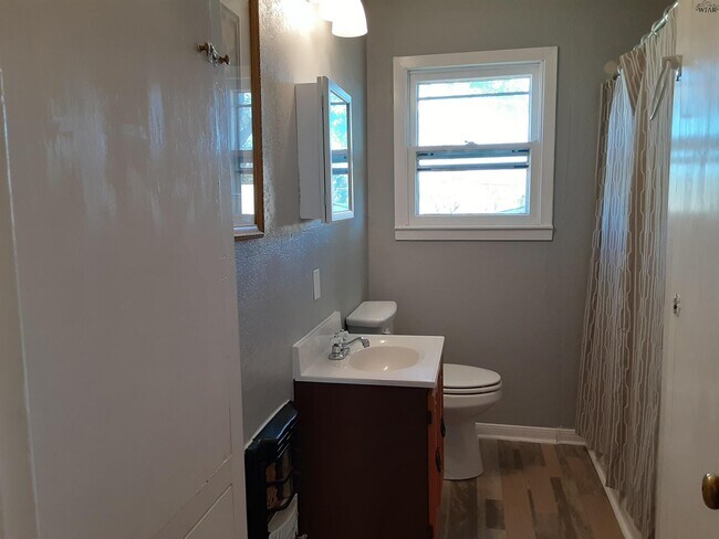 Building Photo - 1214 Glidewell Ave