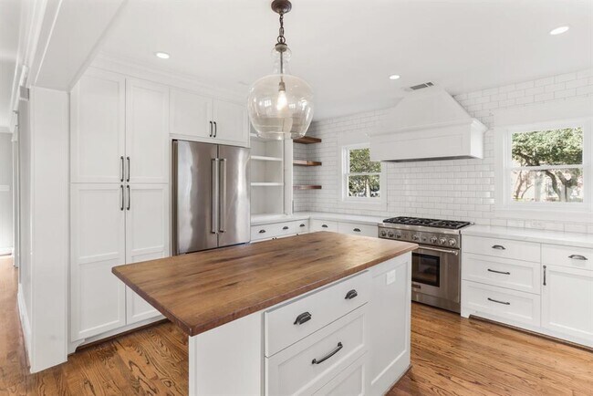 Building Photo - 1548 Cortlandt St