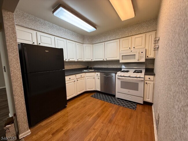 Building Photo - 5010 Bryant Dr