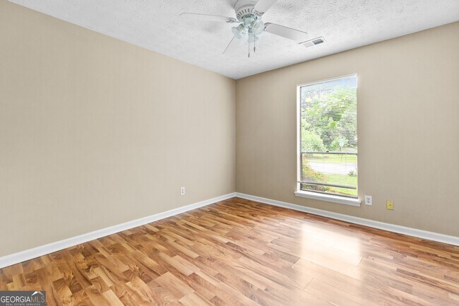 Building Photo - 625 Oxford Hall Dr SW