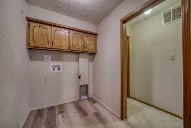 Building Photo - 308 SE Camelot Dr