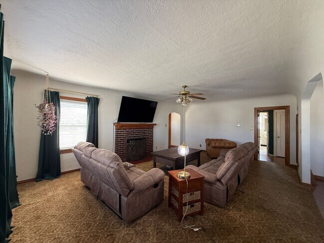 Building Photo - 3 Bedroom, 2 Bathroom charming Craftsman Style Home nestled in the heart of Tulare, CA