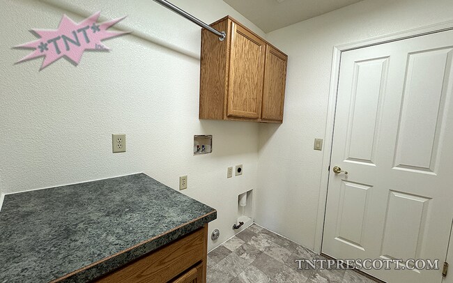 Building Photo - Home in Cliff Rose HOA ~ Winter Special!!