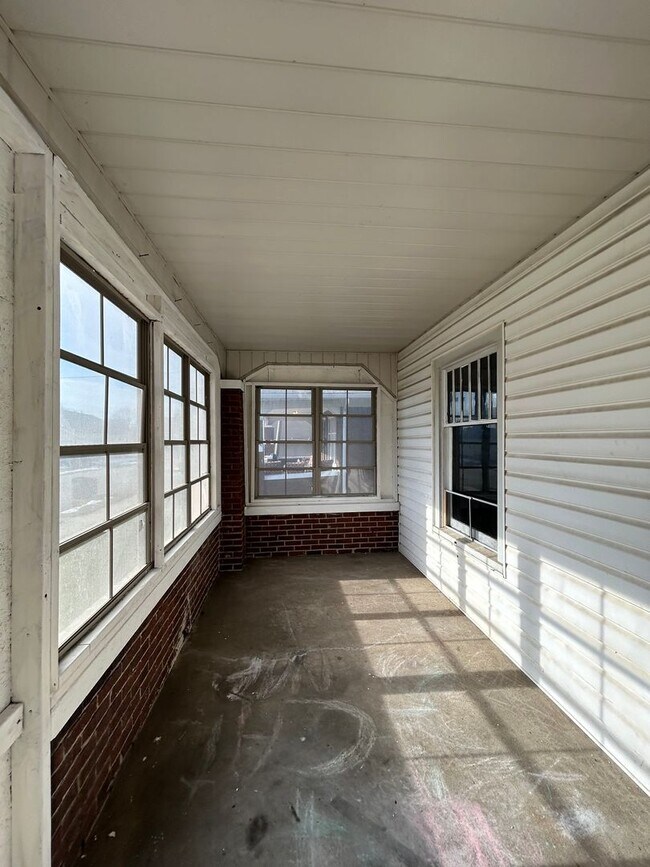 Building Photo - Updated 3-Bedroom, 1-Bathroom Home – $1,40...