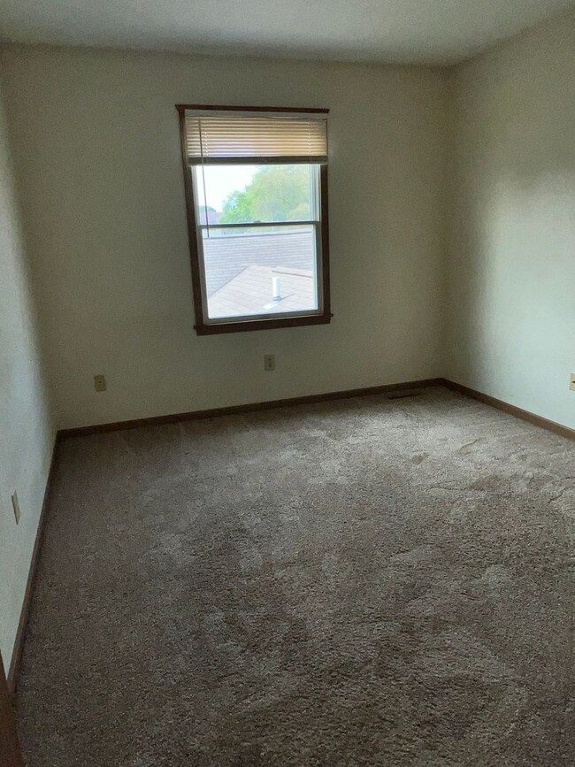 Building Photo - Three Bedroom One Bath Townhouse Near BGSU