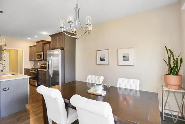 Building Photo - 4 Bedroom Ranch in SW Champaign - Availabl...