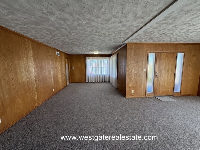 Building Photo - 427 Corona Rd