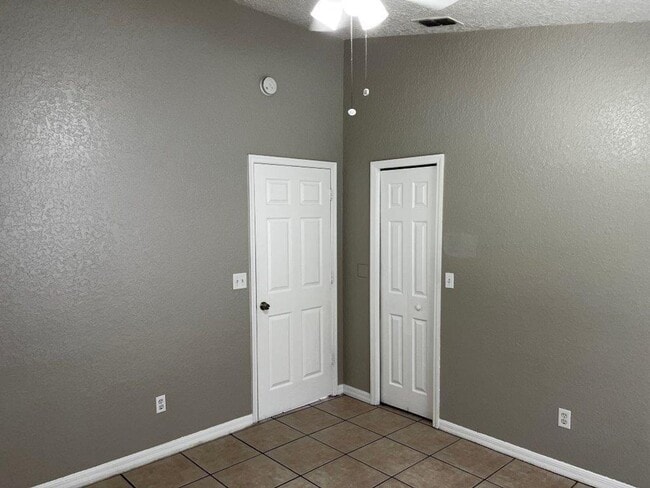 Building Photo - 354 Pearlwood St