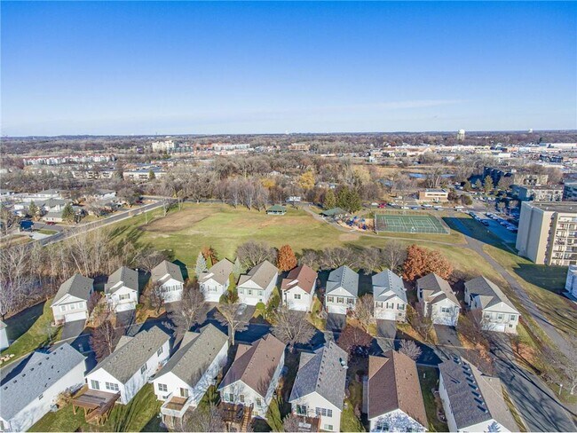 Building Photo - 916 Parkside Blvd