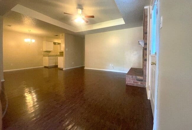 Building Photo - Duplex 2/2 with 2 car garage pre-leasing i...