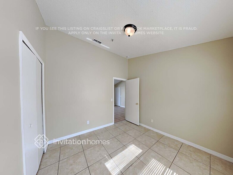 Building Photo - 9624 Hollyhill Dr