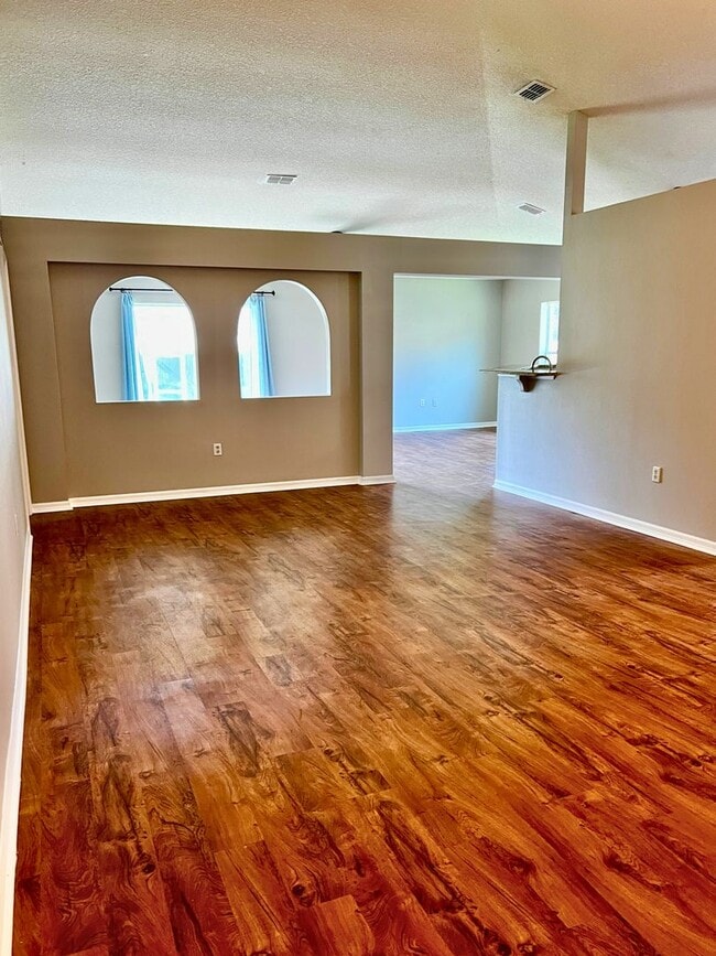 Building Photo - 3/2 with flex room & Fenced in yard