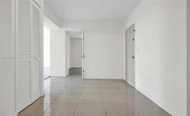 Building Photo - 3701 N Country Club Dr