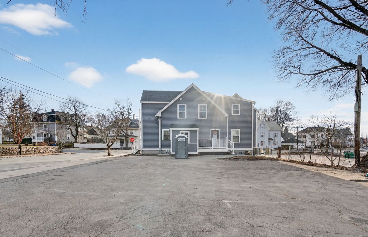 Building Photo - 371 Cabot St