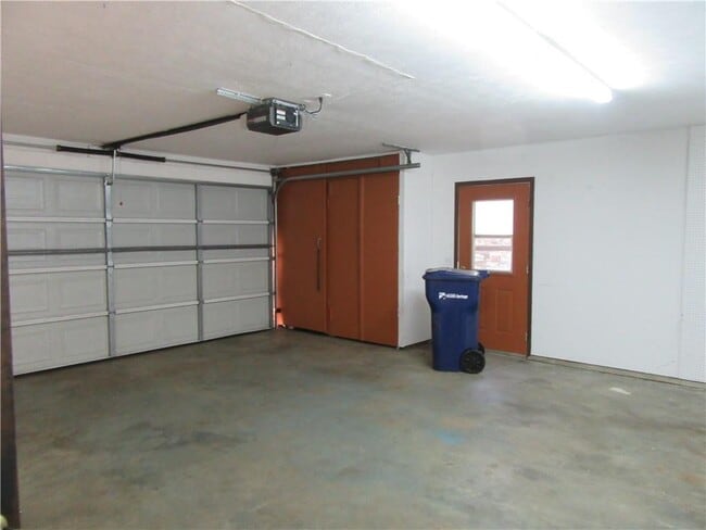 Building Photo - 2907 Summit Dr