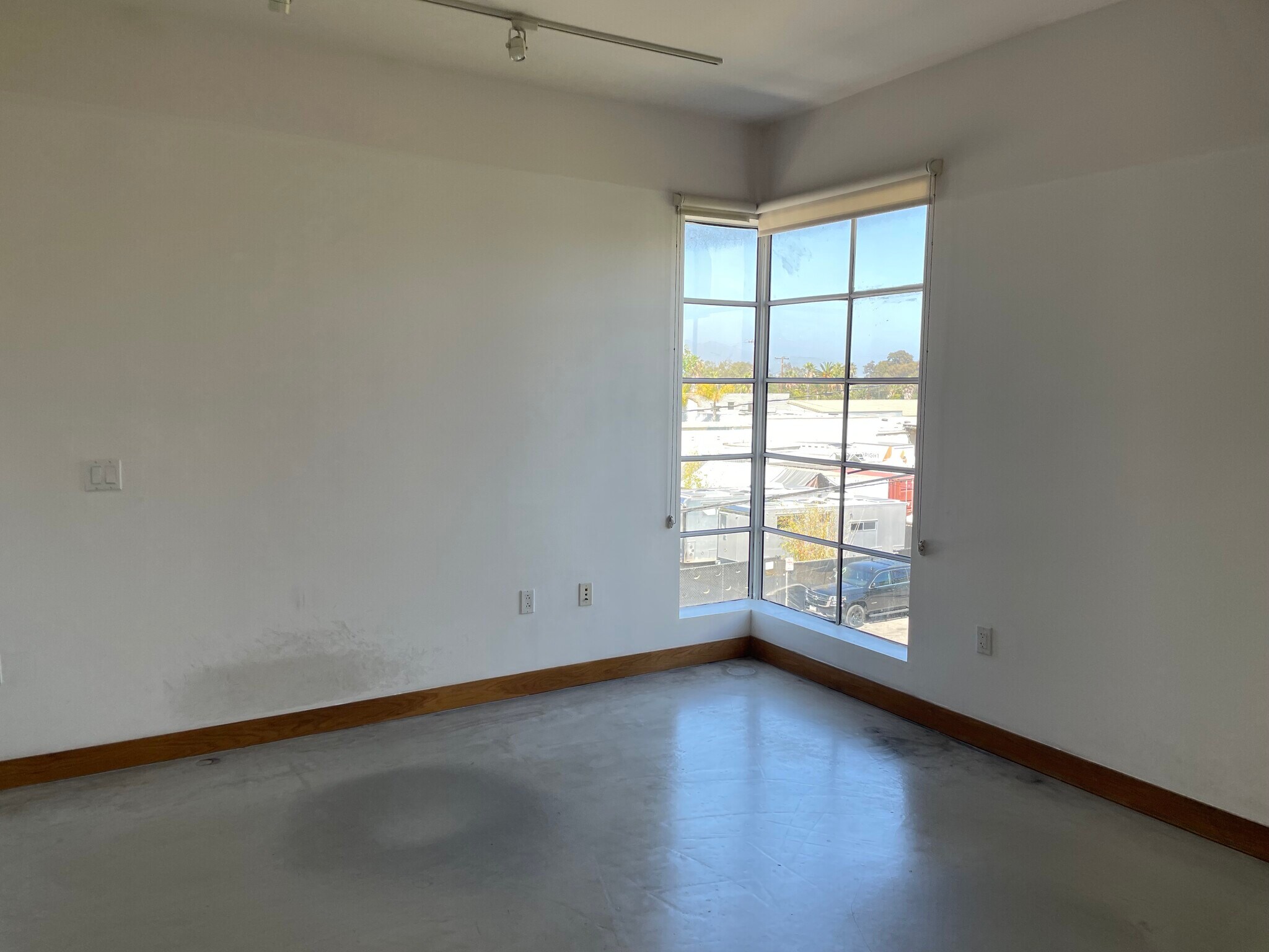 Building Photo - 116 E Yanonali St