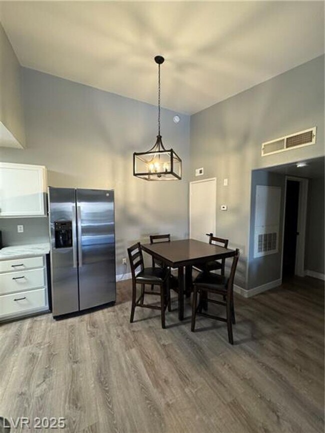 Building Photo - Cozy Fully Furnished Condo