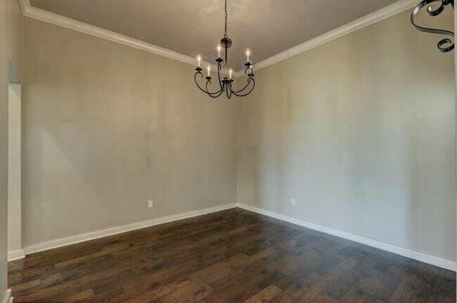 Building Photo - Desirable Home In Valencia Park!