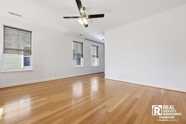 Building Photo - 4BR | 2.5BA | Balcony | Fenced Yard