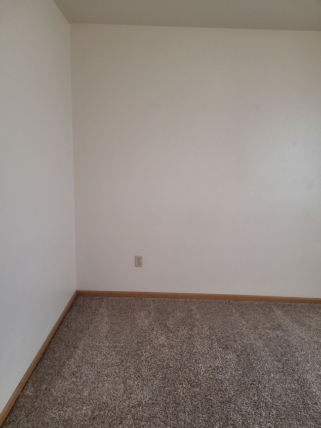 Building Photo - Bright & Convenient Townhouse Living!