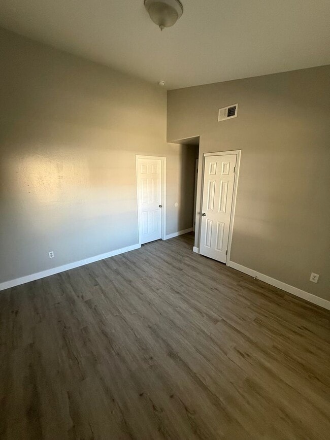 Building Photo - Spacious 4-Bedroom Home in Southwest Bakersfield