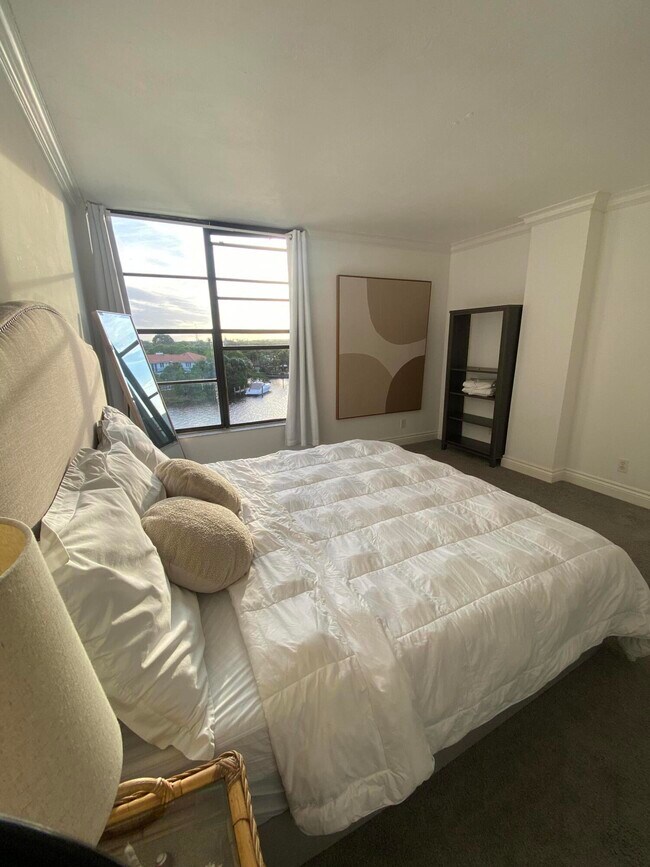 Building Photo - 22 Royal Palm Way