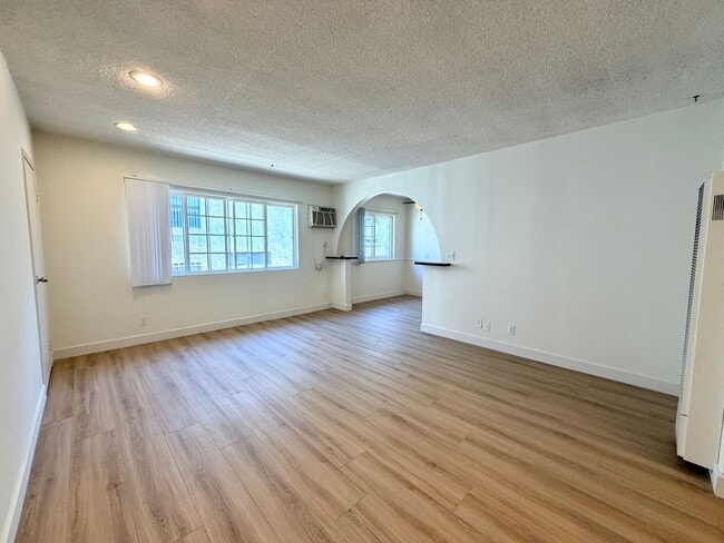 Interior Photo - mid363