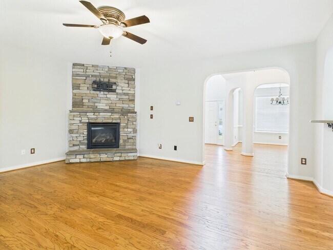 Building Photo - Charming 5-Bedroom 2.5 Bathroom Home locat...