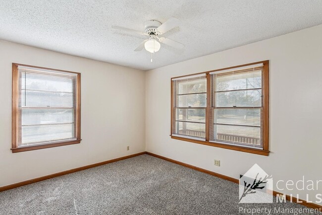 Building Photo - Spacious 3 bedroom - ready for move in!