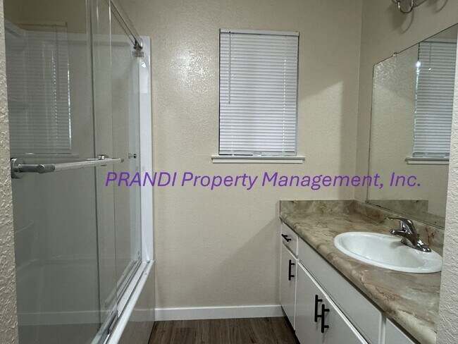 Building Photo - Charming 1-Bedroom Home with Bonus Room, U...