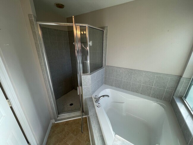 Building Photo - Spacious 3/2 in Quiet Neighborhood!