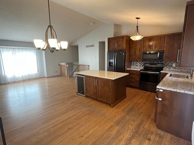 Building Photo - Beautifully Updated 4-Bed Home in Prime NW...