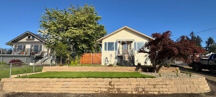 Building Photo - Stunning 3-bedroom, 1-bath home with a water view and fantastic amenities!