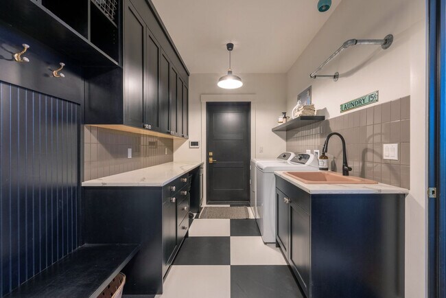 Building Photo - 3500 Westcliff Dr