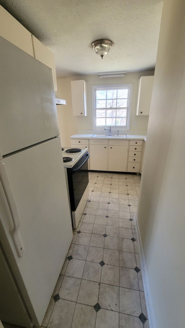 Building Photo - 3br Ranch home on large lot