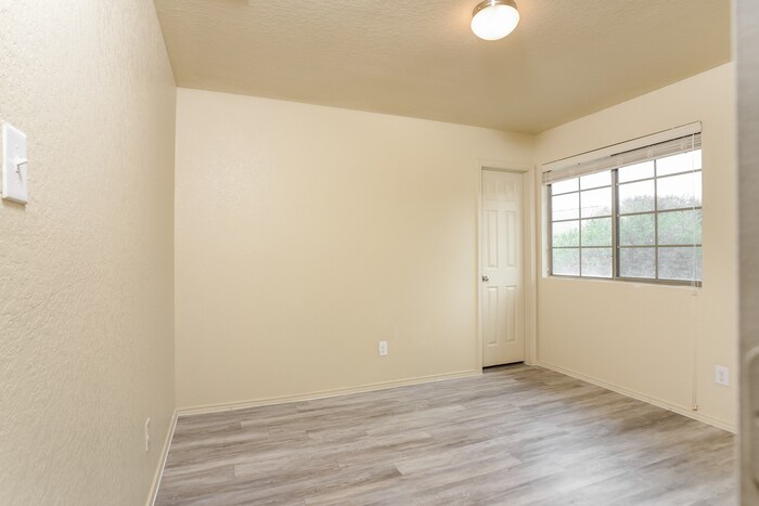 Building Photo - 5918 Aspen Gdn