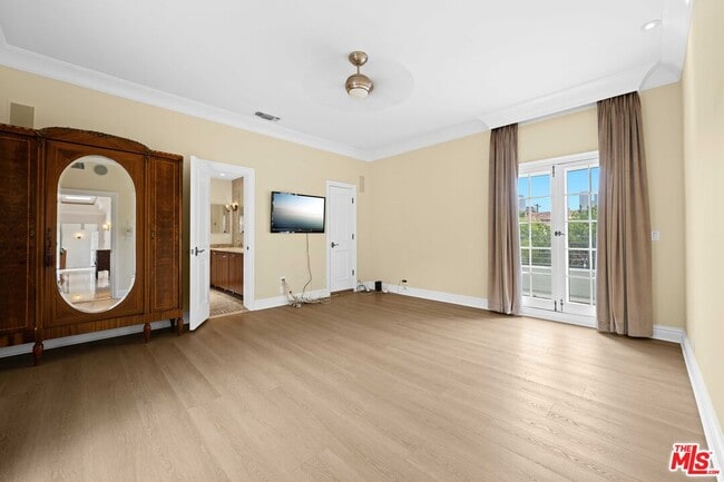 Building Photo - 420 S Beverwil Dr